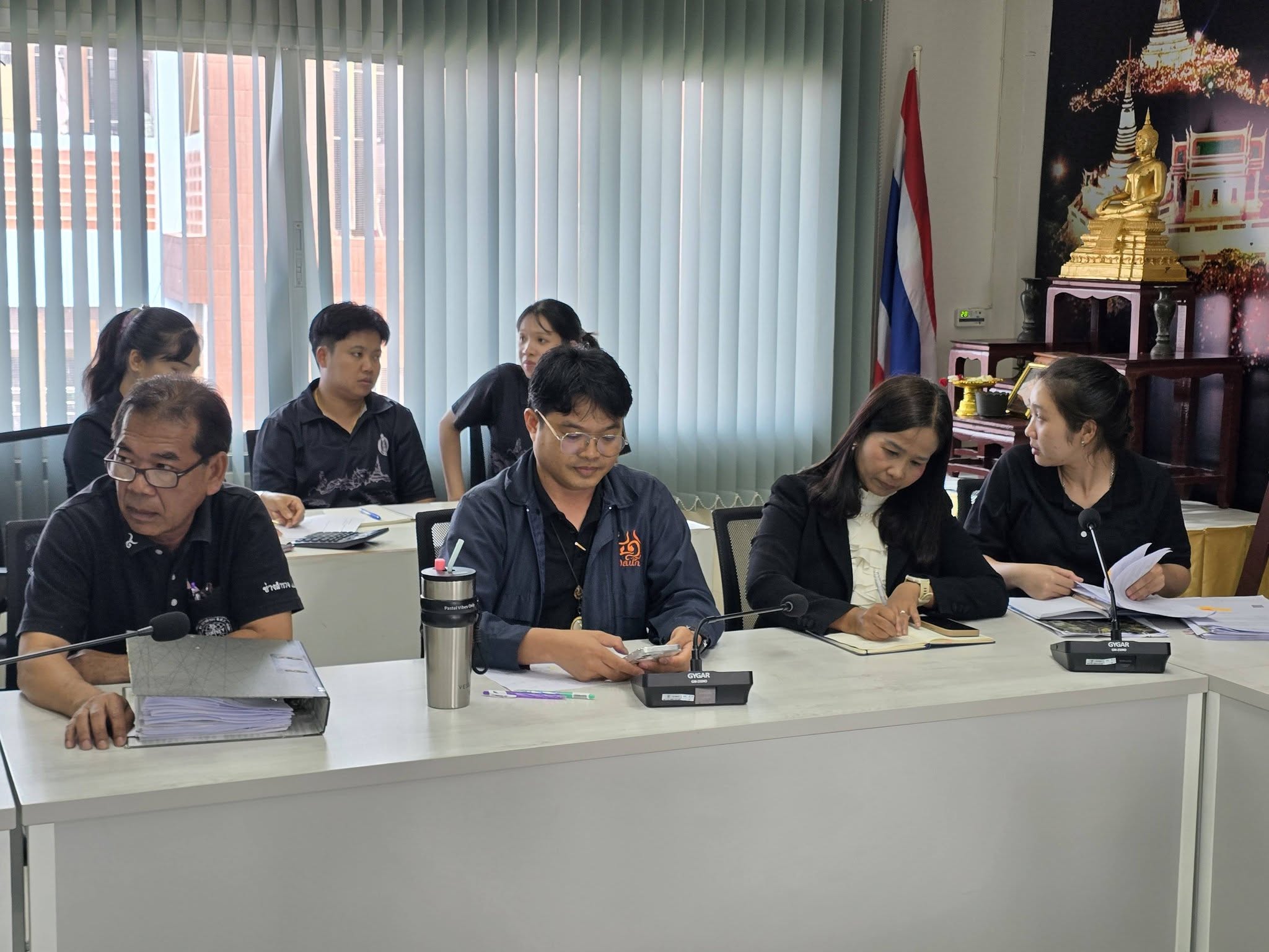 title - ปฏิรูปที่ดินจังหวัดเพชรบุรี พร้อมด้วยเจ้าหน้าที่ สำนักงานการปฏิรูปที่ดินจังหวัดเพชรบุรี (ส.ป.ก.เพชรบุรี) ร่วมหารือแนวทางการแก้ไขปัญหาโครงการแก้ไขปัญหาที่ดินทำกินของเกษตรกรสภาประชาชน 4 ภาค ร่วมกับเจ้าหน้าที่ 3 สำนักของสำนักงานการปฏิรูปที่ดินเพื่ือเกษตรกรรม ได้แก่ สำนักกฎหมาย สำนักจัดการปฏิรูปที่ดิน และสำนักจัดการแผนที่และสารบบที่ดิน